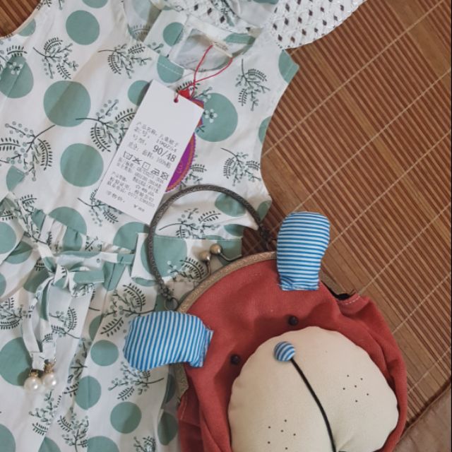Váy xanh + váy chấm bi đỏ