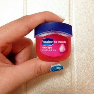 Son dưỡng môi vaseline