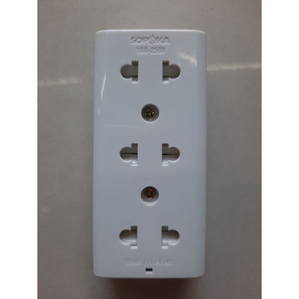 Ổ cắm 3 lỗ Sopoka E14N có màng che an toàn.