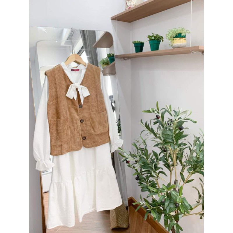 Set váy sơ mi trắng đuôi cá thắt nơ kèm áo gile nhung kèm ảnh thât shop chụp