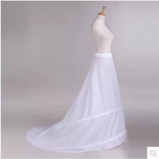 Tùng mặc trong váy cô dâu đuôi dàiPKTCDMN