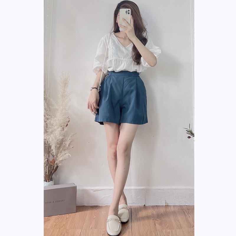 Set áo cổ V viền ren và quần kaki xanh đậm