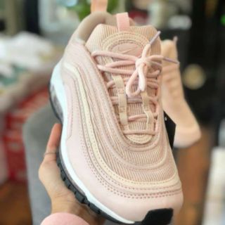 Giày sneaker hồng nhạt phản quang