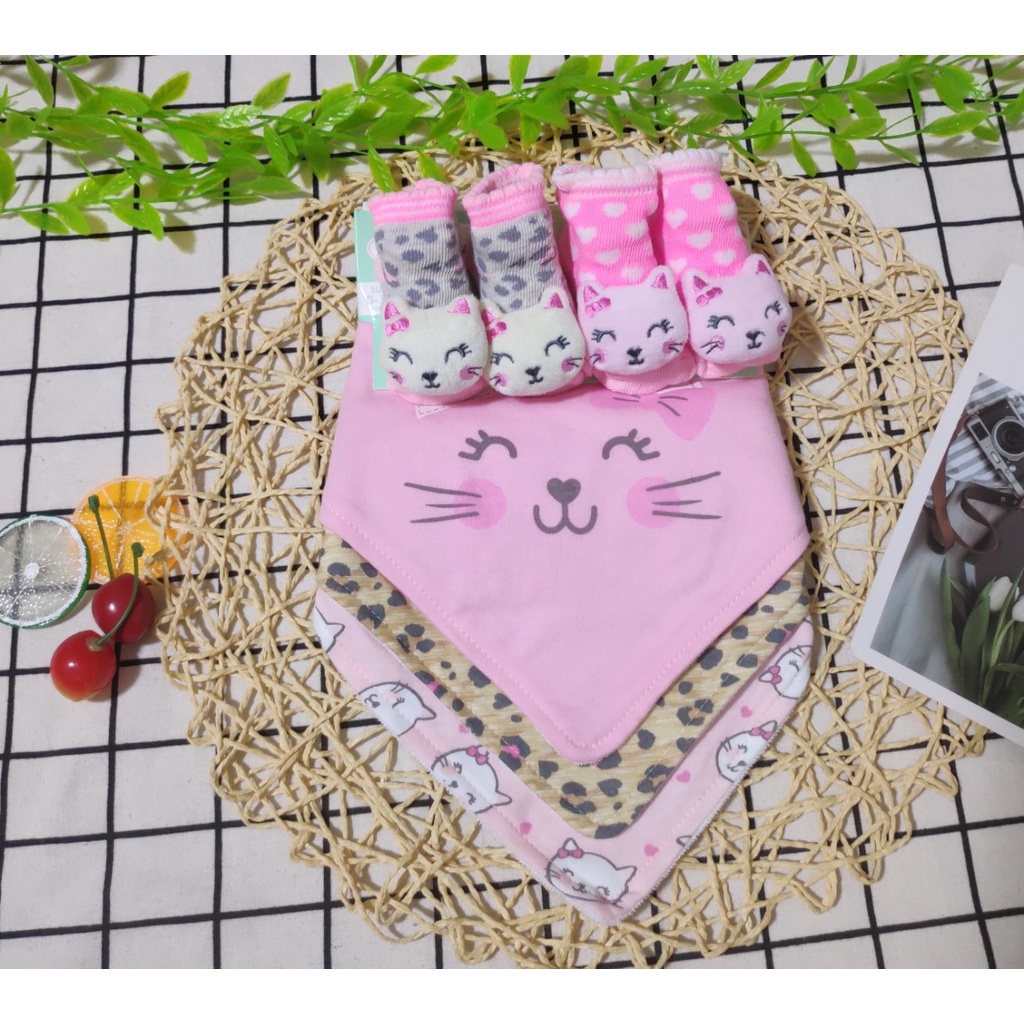 Sét 3 yếm cổ kèm tất thú xuất dư xịn cho bé siêu xinh