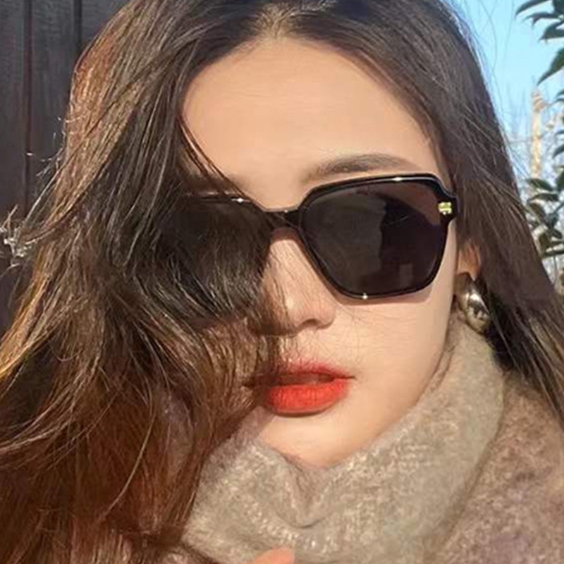 Kính râm gọng vuông thời trang cho nam và nữ