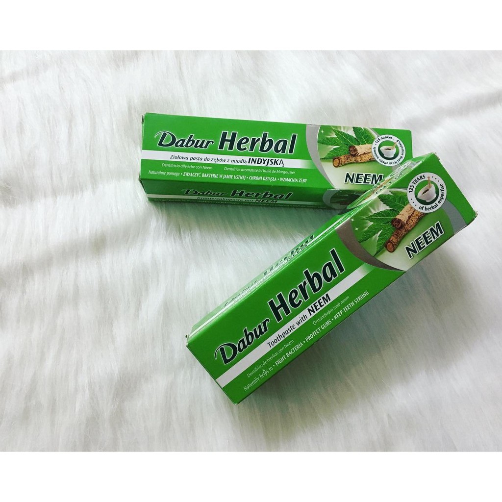 Kem đánh răng Dabur Herbal toothpaste with Neem chứa chiết xuất từ lá Neem 155g