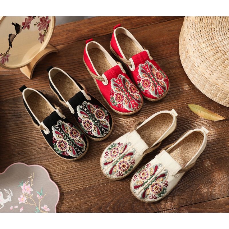 GIÀY THÊU ĐẾ CÓI THÊU HOA RẤT ĐẸP