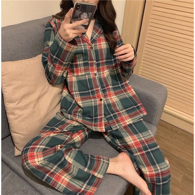 Bộ đồ ngủ tay dài dáng rộng họa tiết kẻ sọc màu đỏ + xanh lá phong cách Hàn Quốc thời trang xuân thu cho nữ | BigBuy360 - bigbuy360.vn