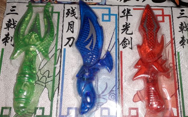 Một cái mô hình bằng nhựa để trưng bày dài 15cm