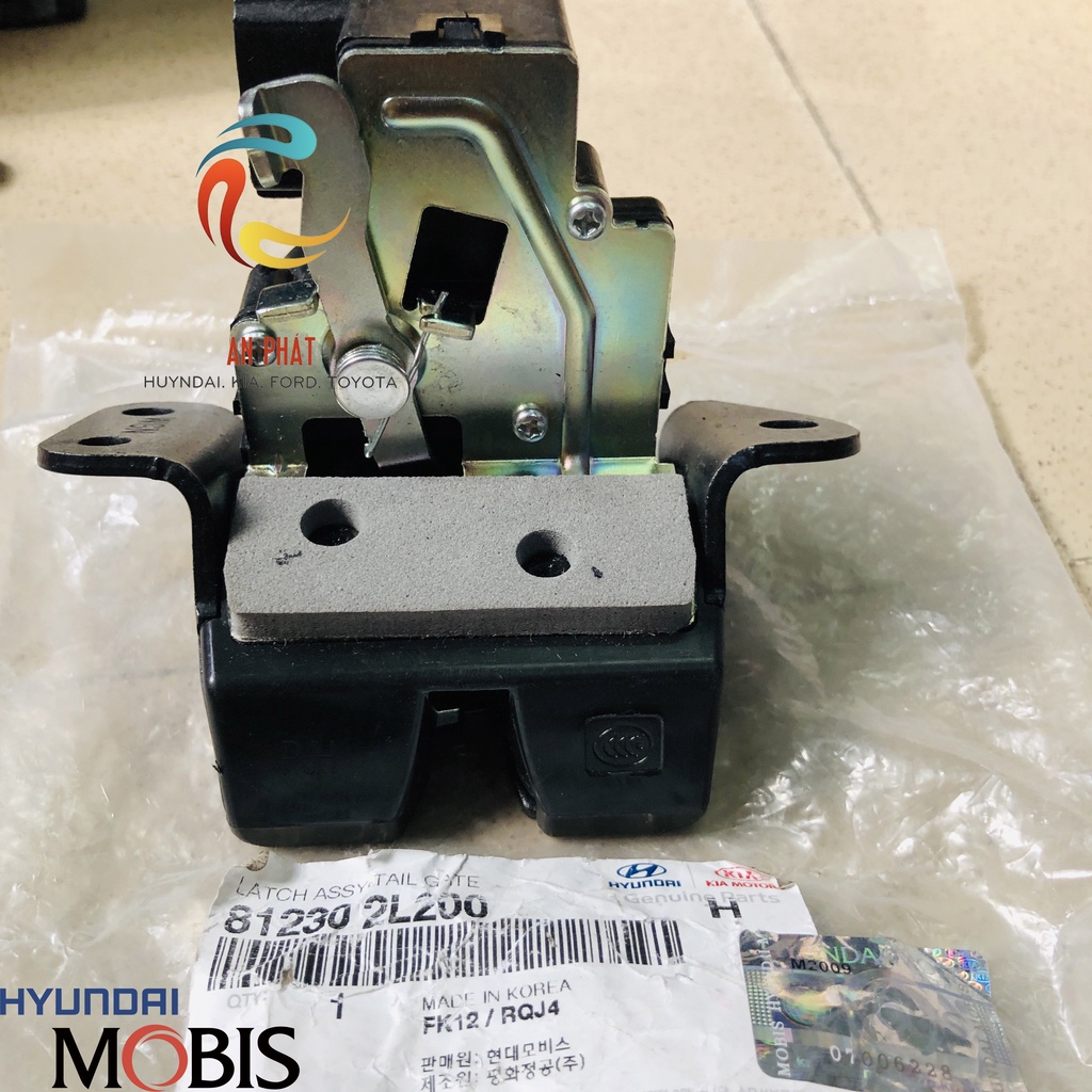 Ổ KHÓA NGẬM CỐP HẬU HUYNDAI I30 CHÍNH HÃNG 812302L200 NHẬP KHẨU HÀN QUỐC