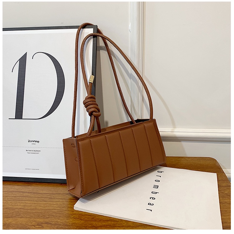 Túi đeo chéo thanh lịch cho nữ Retro fashion/black red brown three colors available IELGY