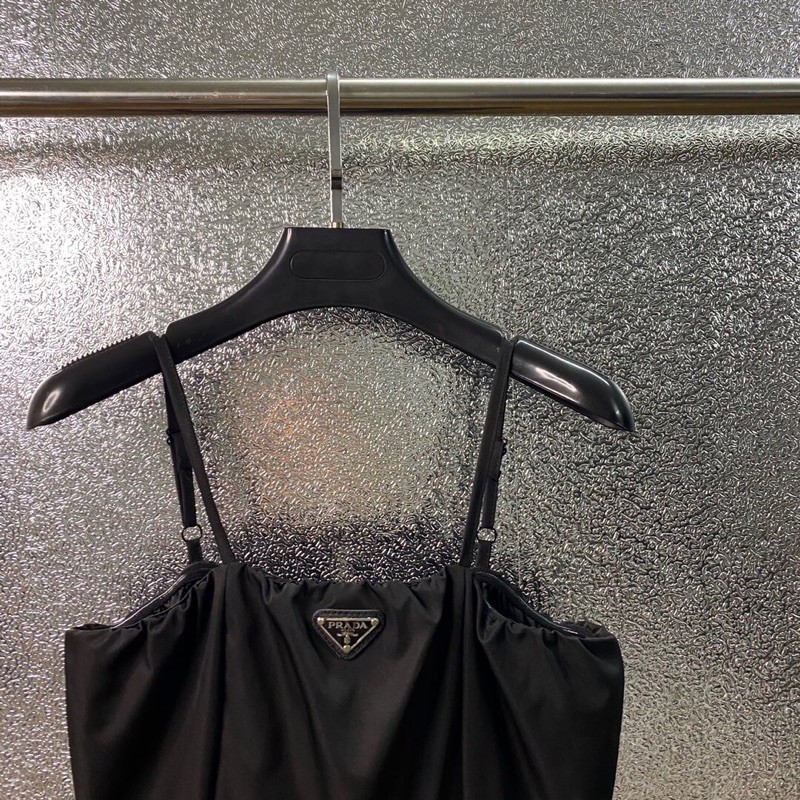 Váy quây Prada hàng cao cấp thiết kế 2 dây có khóa kéo phía sau siêu đẹp