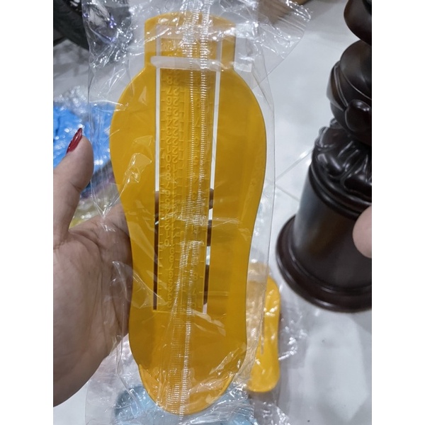 Dụng cụ đo kích thước bàn chân cho bé
