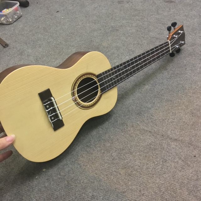 UKULELE TENOR GỖ ( tặng kèm phụ kiện )