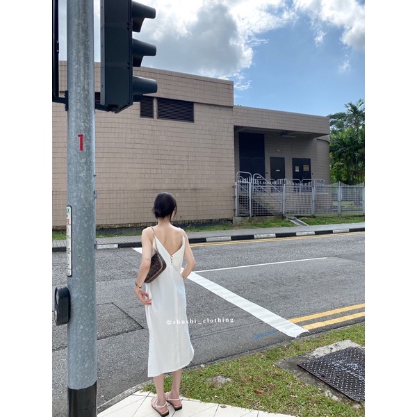 SHU SHI - Váy 2 Dây Linen Xẻ Tà 3 Cúc Gỗ