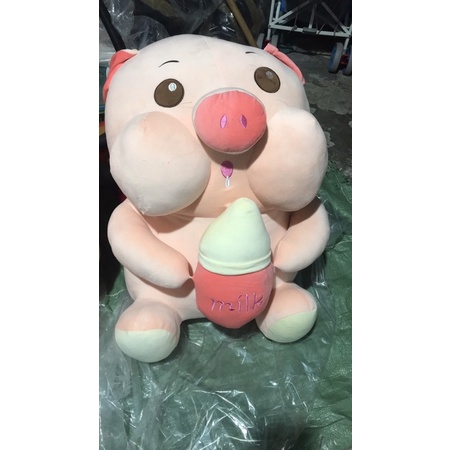 Heo xinh ôm bình sữa