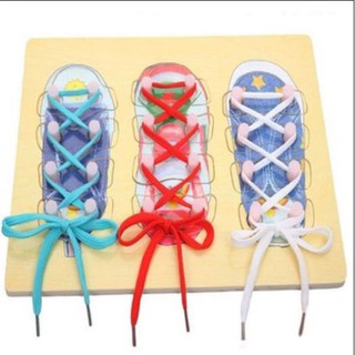 Bảng gỗ Bé tập buộc dây giày