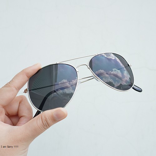 Mắt kính cho nam tài xế lái ô tô