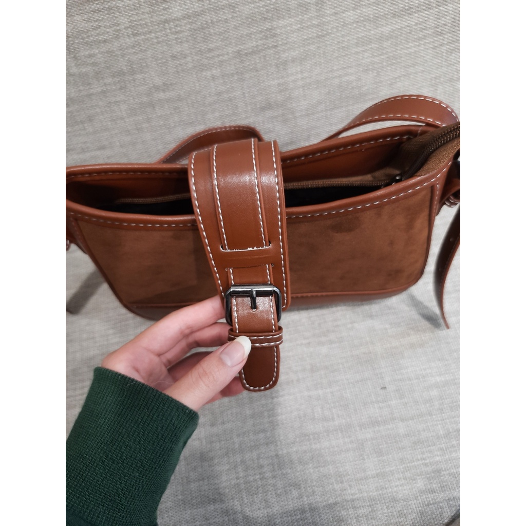 Túi da lộn đeo chéo khóa cài BG005