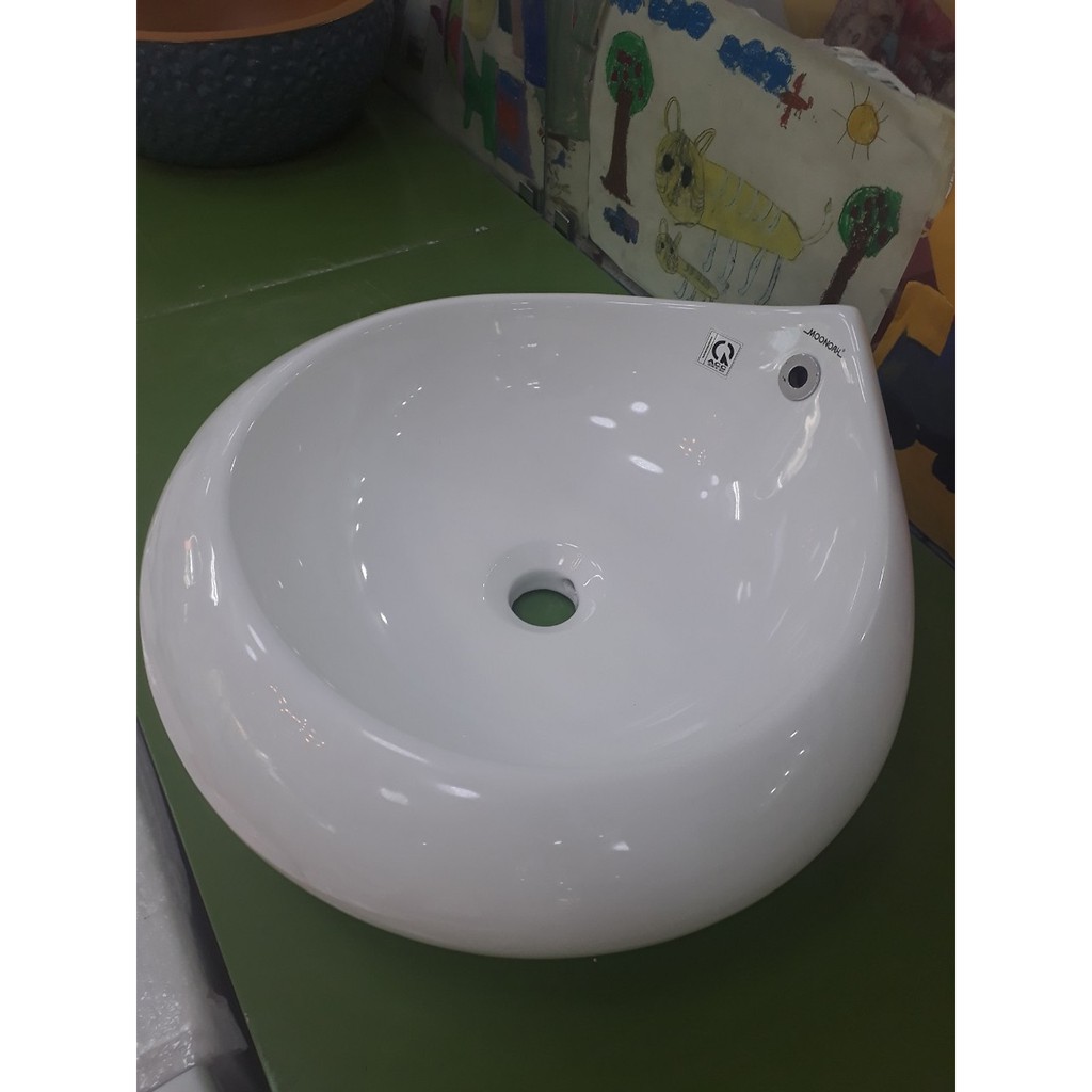 Chậu rửa lavabo hình cánh hoa với thiết kế nhỏ gọn độc đáo phù hợp với nhiều không gian .