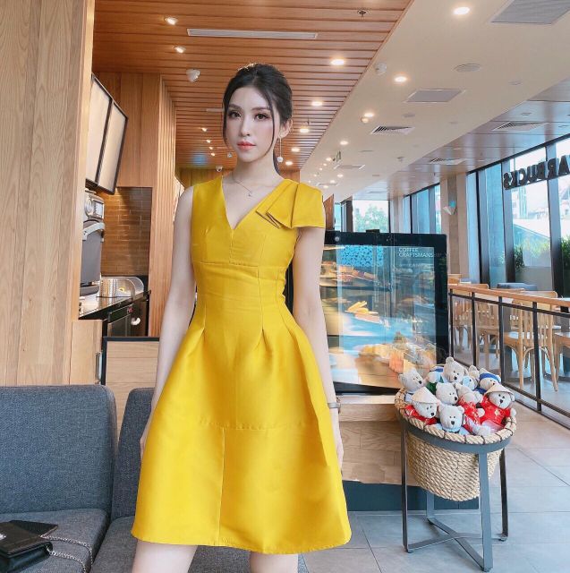 Đầm vàng nơ vai