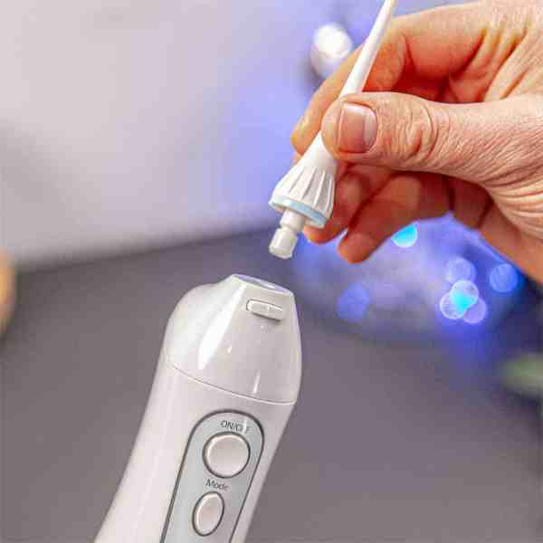 Máy tăm nước cầm tay FAIRYWILL FW-5020E Bản Màu Trắng Tặng 8 đầu thay thế Sạc bằng USB Hàng chính hãng có bảo hành