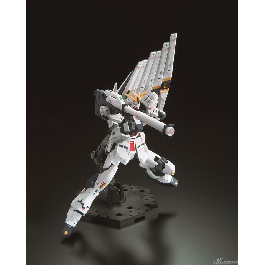 Mô hình Gundam Bandai RG 32 RX-93 Nu Gundam