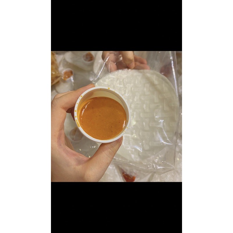 Bánh tráng chấm sốt thái