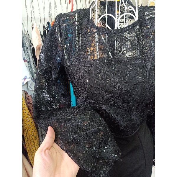 Đầm đen ren kim sa