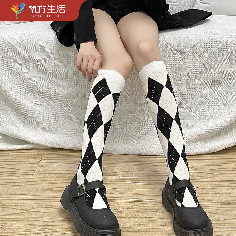 【Joshin mới】Mùa thu và mùa đông đen trắng kim cương ống dài tất nữ trong triều cao ống vớ bắp chân cá tính ống vừa tất hợp thời trang Nhật Bản