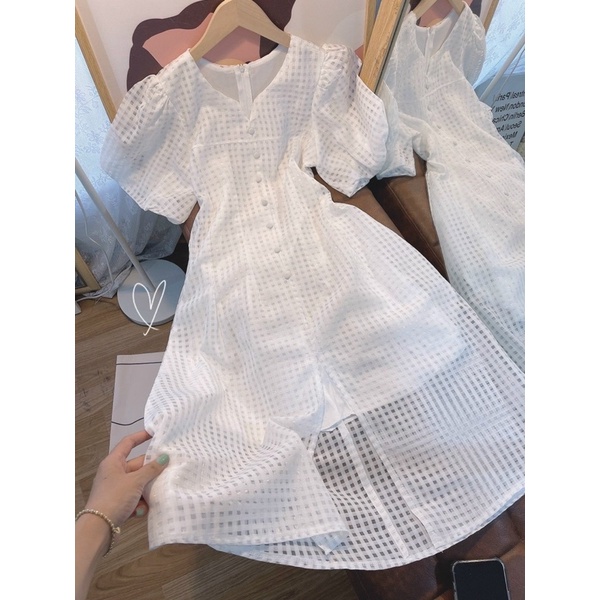 Đầm trắng xốp ô nút bọc