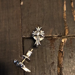 Khuyên tai Chrome Heart được làm từ bạc 925 được đính đá cao cấp,. Hàng chất lượng cao cấp nhất thị trường.