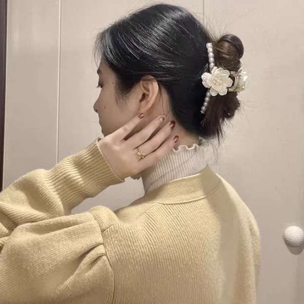 Kẹp tóc càng cua nhựa gắn hoa xinh xắn phong cách hiện đại dành cho nữ.