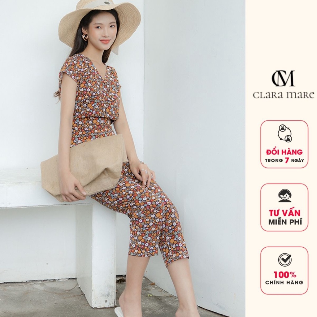 Jumpsuit nữ vai chờm, cổ V chéo, dáng quần baggy, có túi, cúc cài phía sau hoạ tiết hoa nhí JUM3006 CLARA MARE