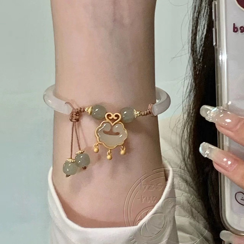 Vòng Tay Chuỗi Hạt Giả Ngọc Bích Phối Tua Rua Phong Cách