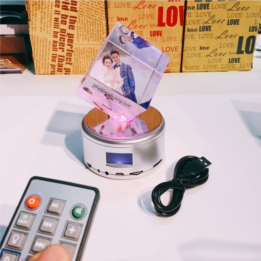 [Quà Cưới] Pha lê xoay tự động phát nhạc MP4, đèn led, đế sạc, thẻ nhớ, bluetooth, in 3 ảnh