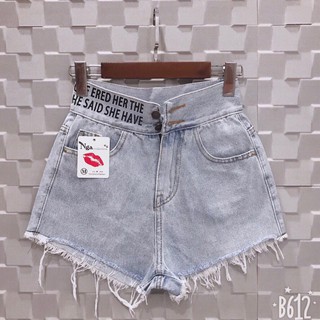 Quần short jeans in chữ -