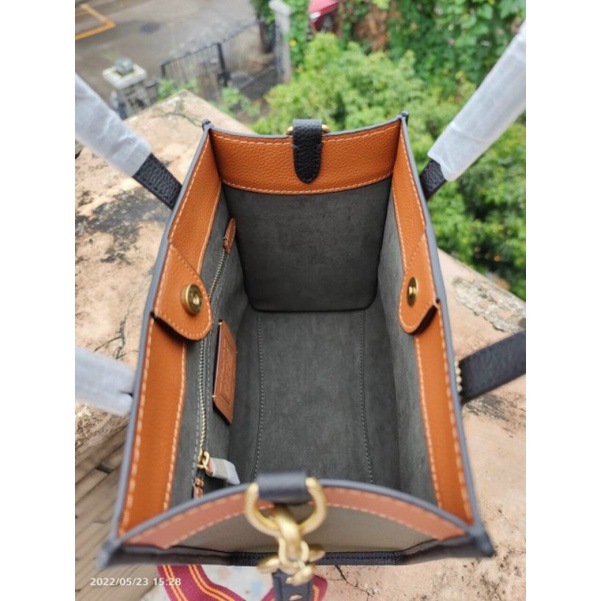 Túi COACH FIELD TOTE IN COLORBLOCK WITH COACH BADGE
