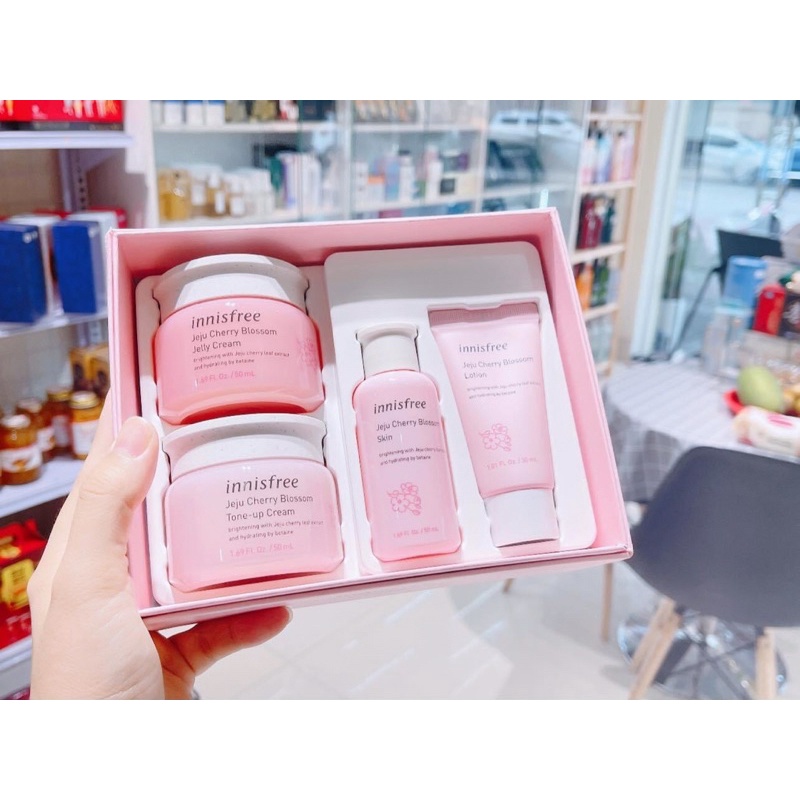 Set dưỡng ẩm và nâng tông da trắng hồng Innisfree Jeju Cherry Blossom