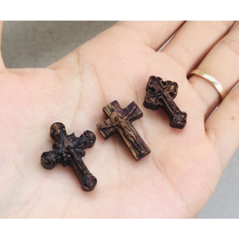 Charm Thánh Giá Trầm Hương Sánh Chìm