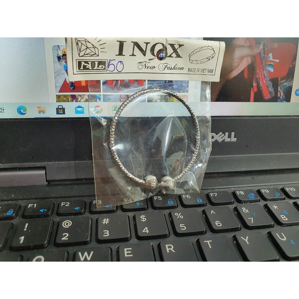 Vòng tay inox chạm khắc.