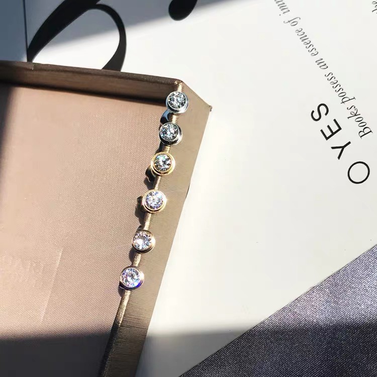 Khuyên tai tròn nhỏ đính đá zircon siêu sáng bằng thép titan màu vàng hồng 18K không gây dị ứng phong cách Hàn Quốc