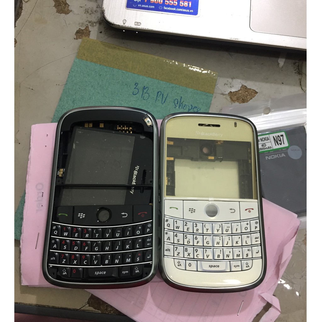 vỏ black berry B9000 kèm khung xương phím đủ bộ( đen và trắng sữa).