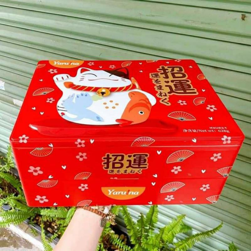 Bánh quy Yaruna Cookies hộp thiếc hình Mèo Thần Tài- Đài Loan