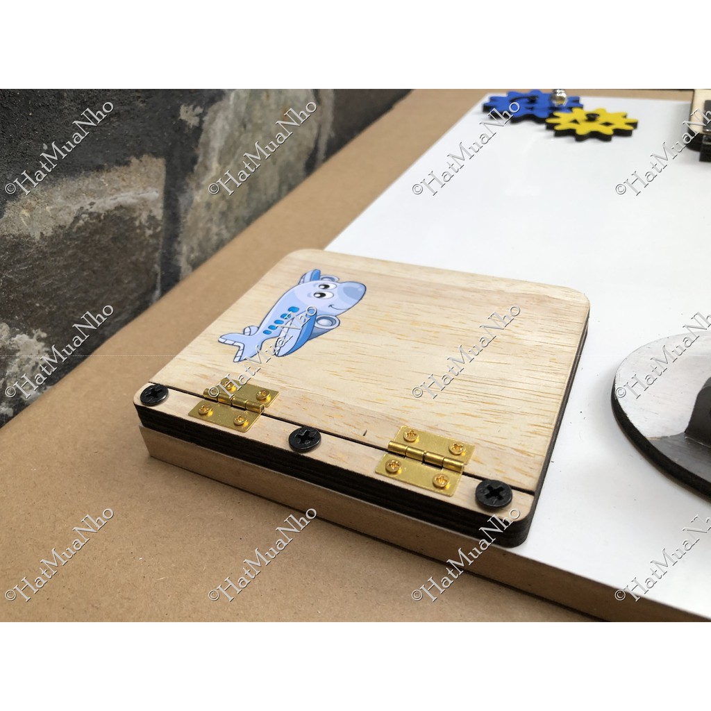 Cánh cửa gỗ kèm khung ảnh cho busy board