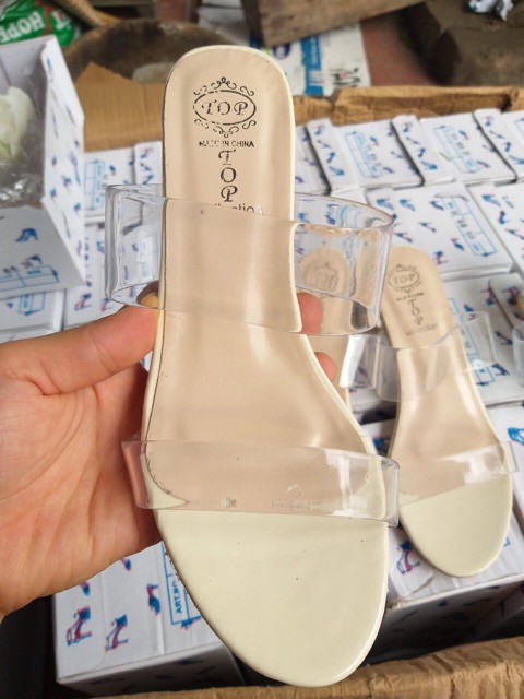 Giày sandal gót trong sang chảnh