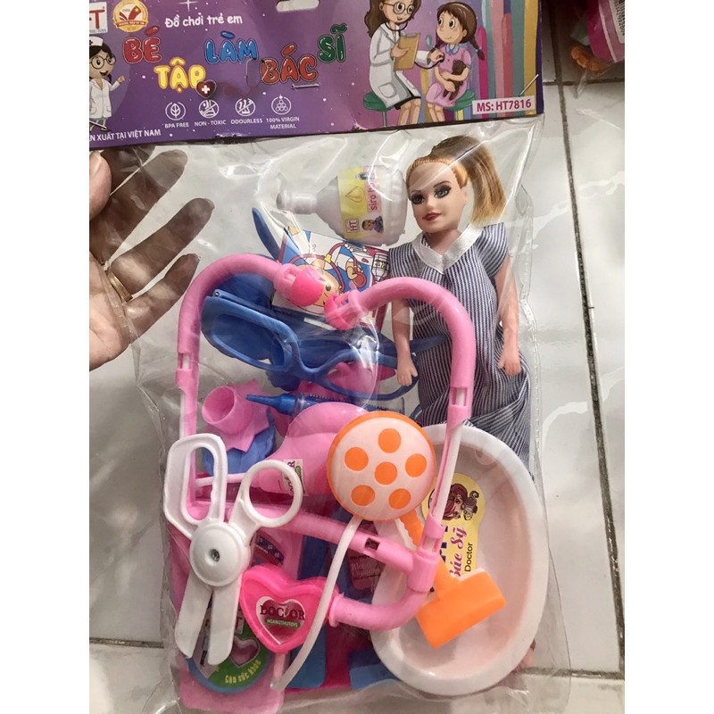 Bộ đồ chơi búp bê cho bé tập làm bác sĩ