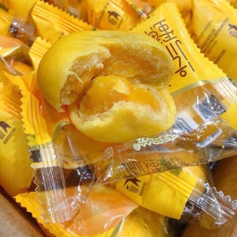 1 cái bánh pía kimsa trứng muối dùng thử