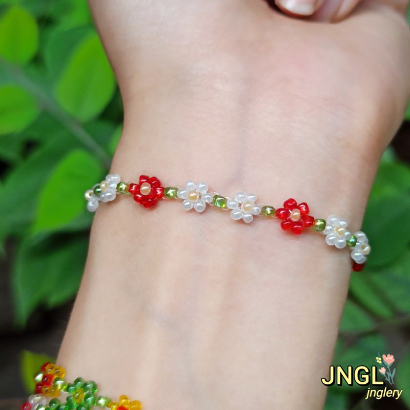 Vòng tay hạt cườm handmade kết hoa nhí màu đỏ mã TK506