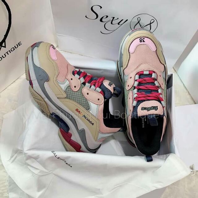 Giày sneaker pha hồng xám